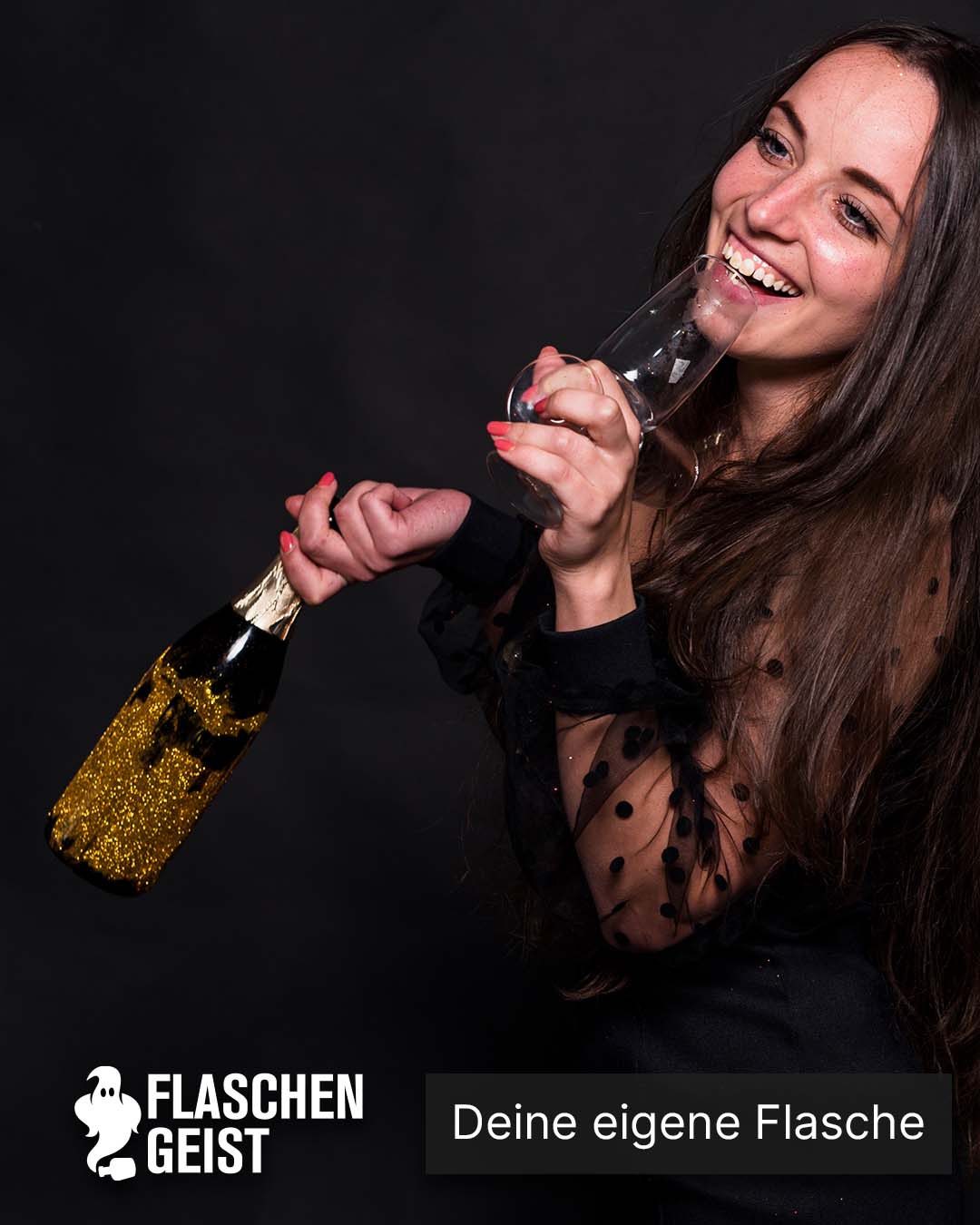 Mein Flaschengeist - deine Wunschlampe. Frau mit goldener Flasche.