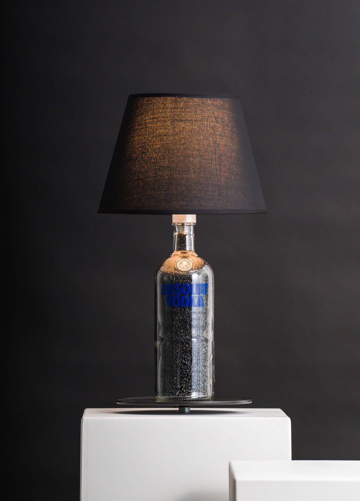 Vorderseite Absolut Vodka Flasche → zur Stehlampe umgebaut