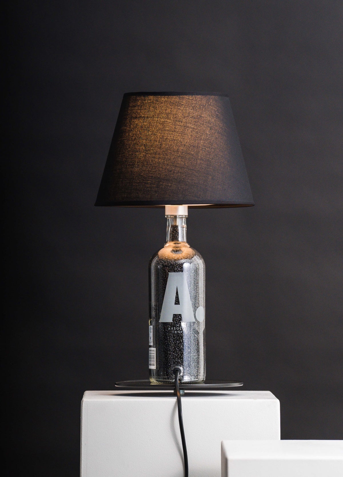 Rückseite Absolut Vodka Flasche → zur Stehlampe umgebaut