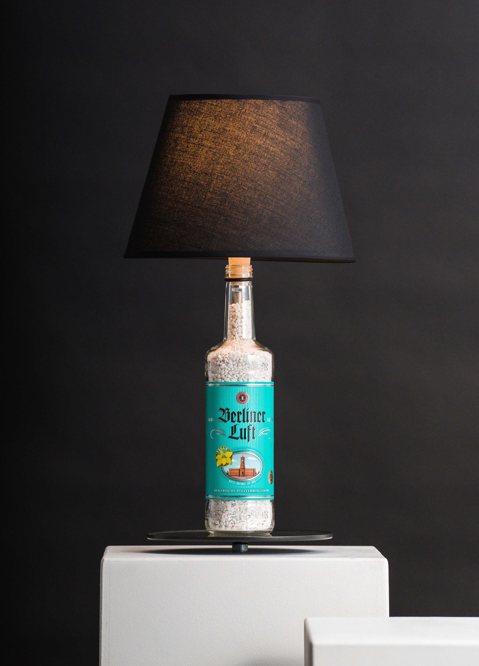 Vorderseite Berliner Luft Flasche → zur Stehlampe umgebaut