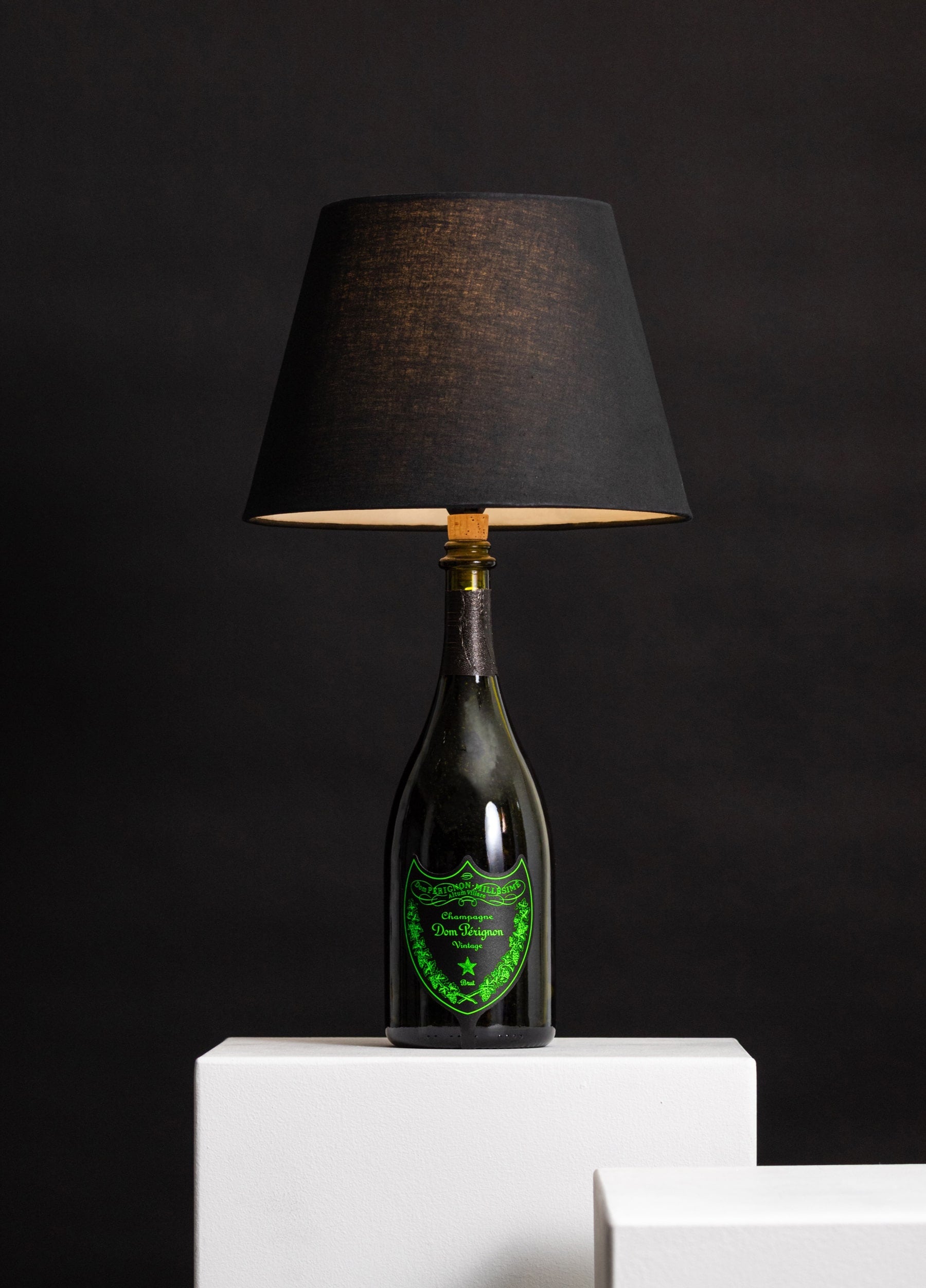 Lampe aus einer Dom Perignon Luminous Flasche → Frontal