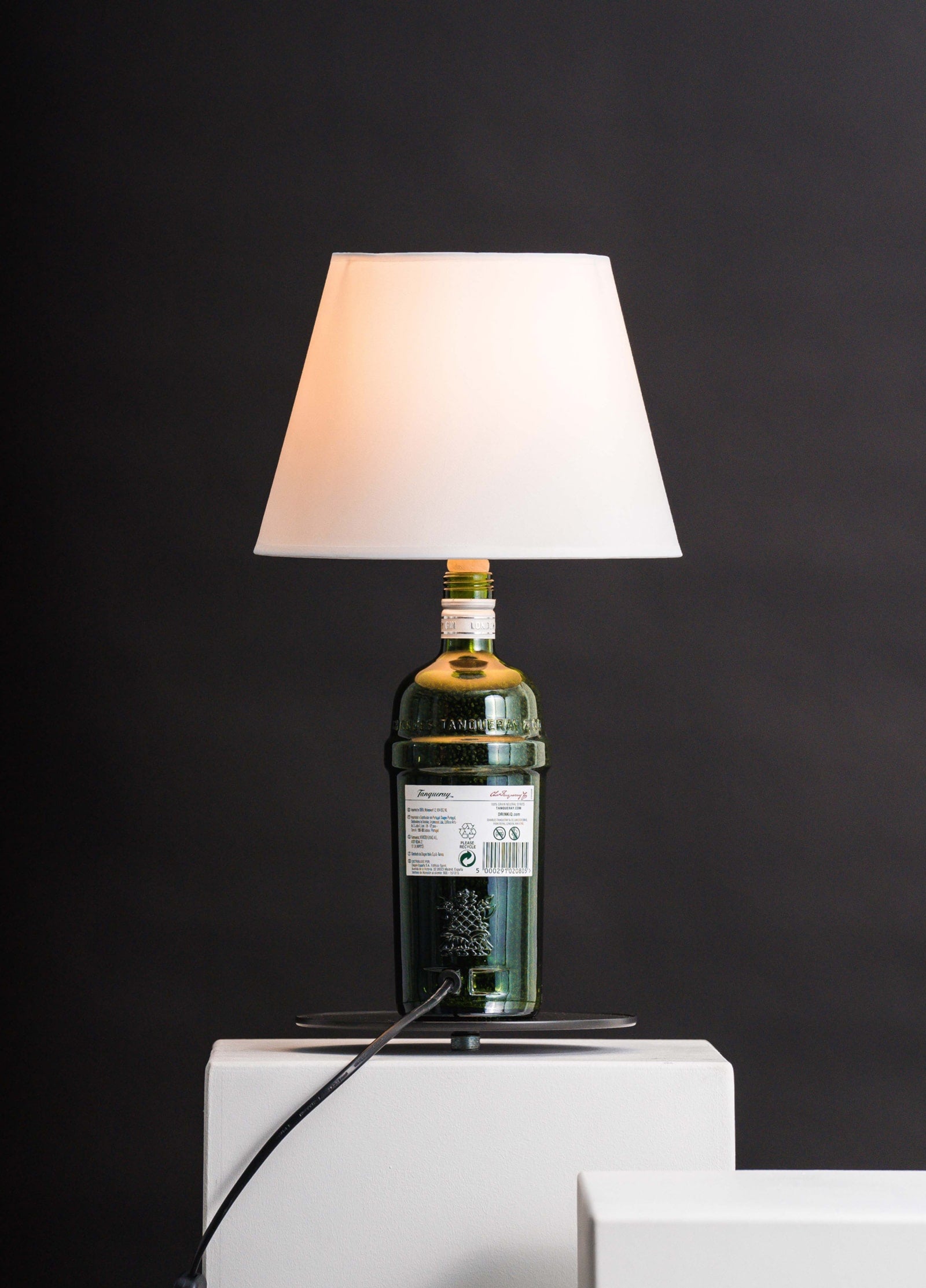 Rückseite der Tanqueray imported Flasche → zur Stehlampe umgebaut