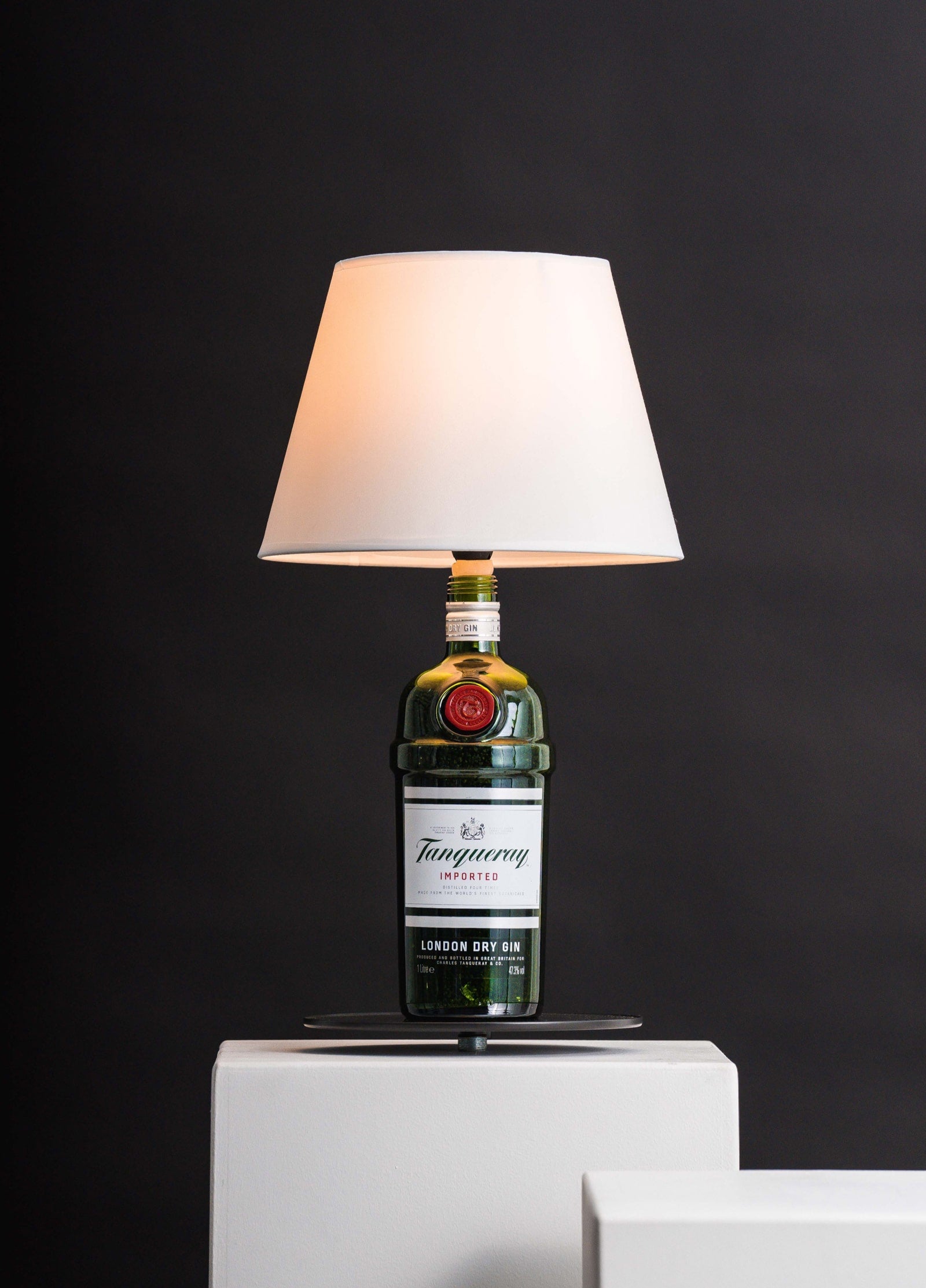 Vorderseite der Tanqueray imported Flasche → zur Stehlampe umgebaut