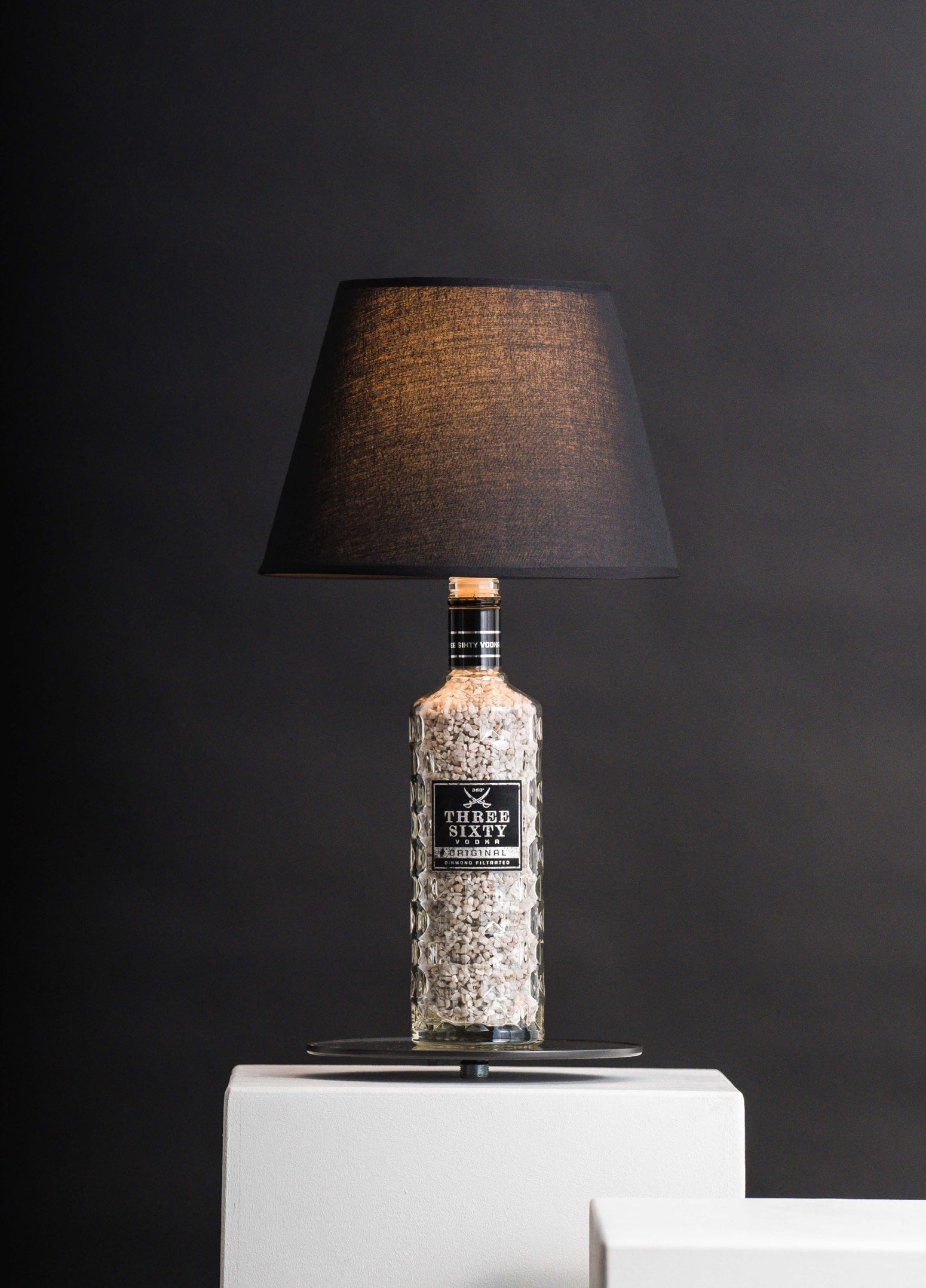 Vorderseite Three Sixty Flasche als Stehlampe