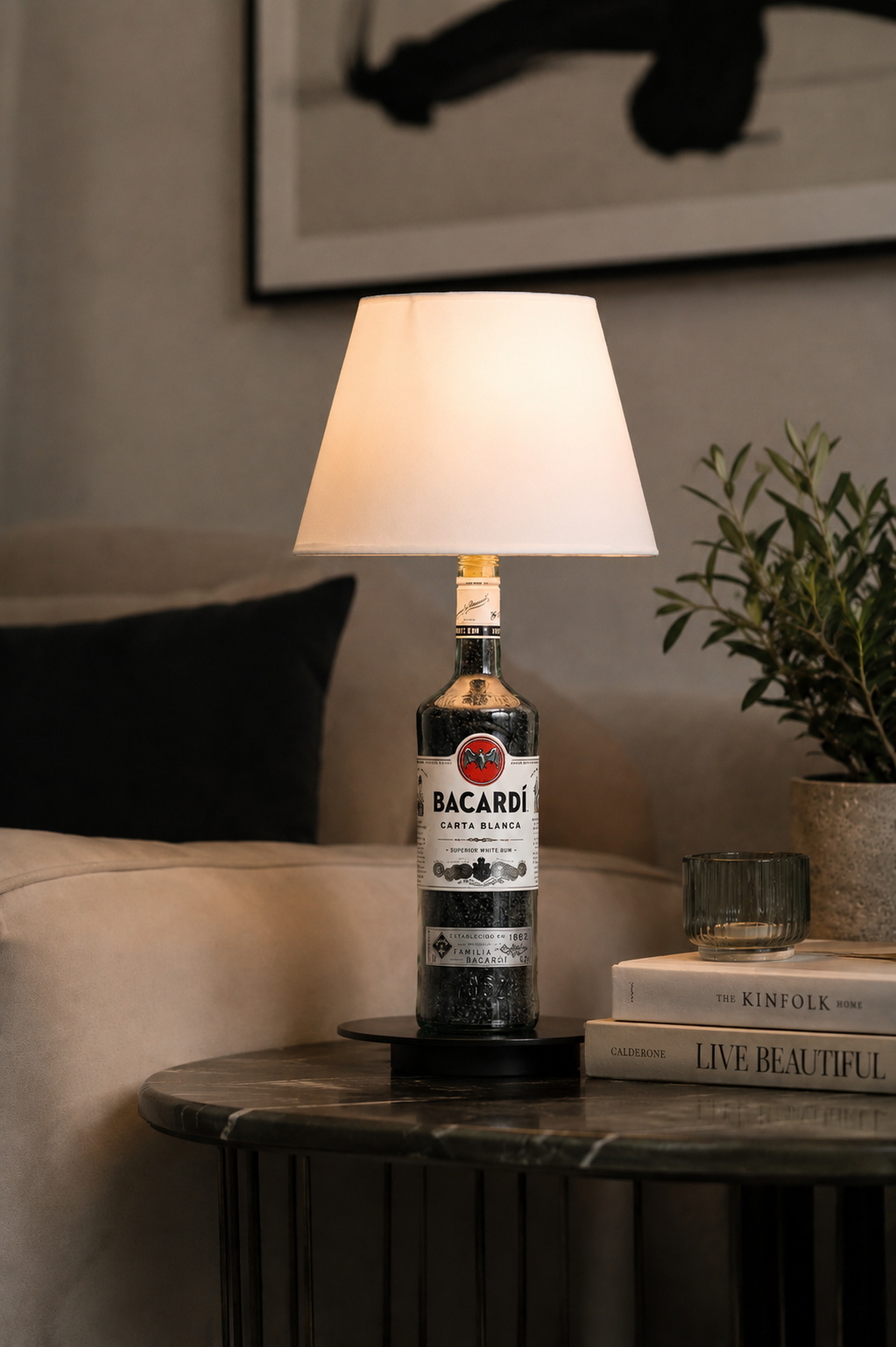 Ricardo Bacardi-Flaschenlampe mit weißem Schirm, leuchtend auf einem Beistelltisch im Wohnzimmer