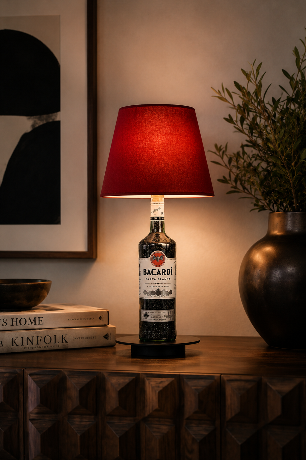 Ricardo Bacardi-Flaschenlampe mit rotem Schirm, leuchtend auf einem Sideboard