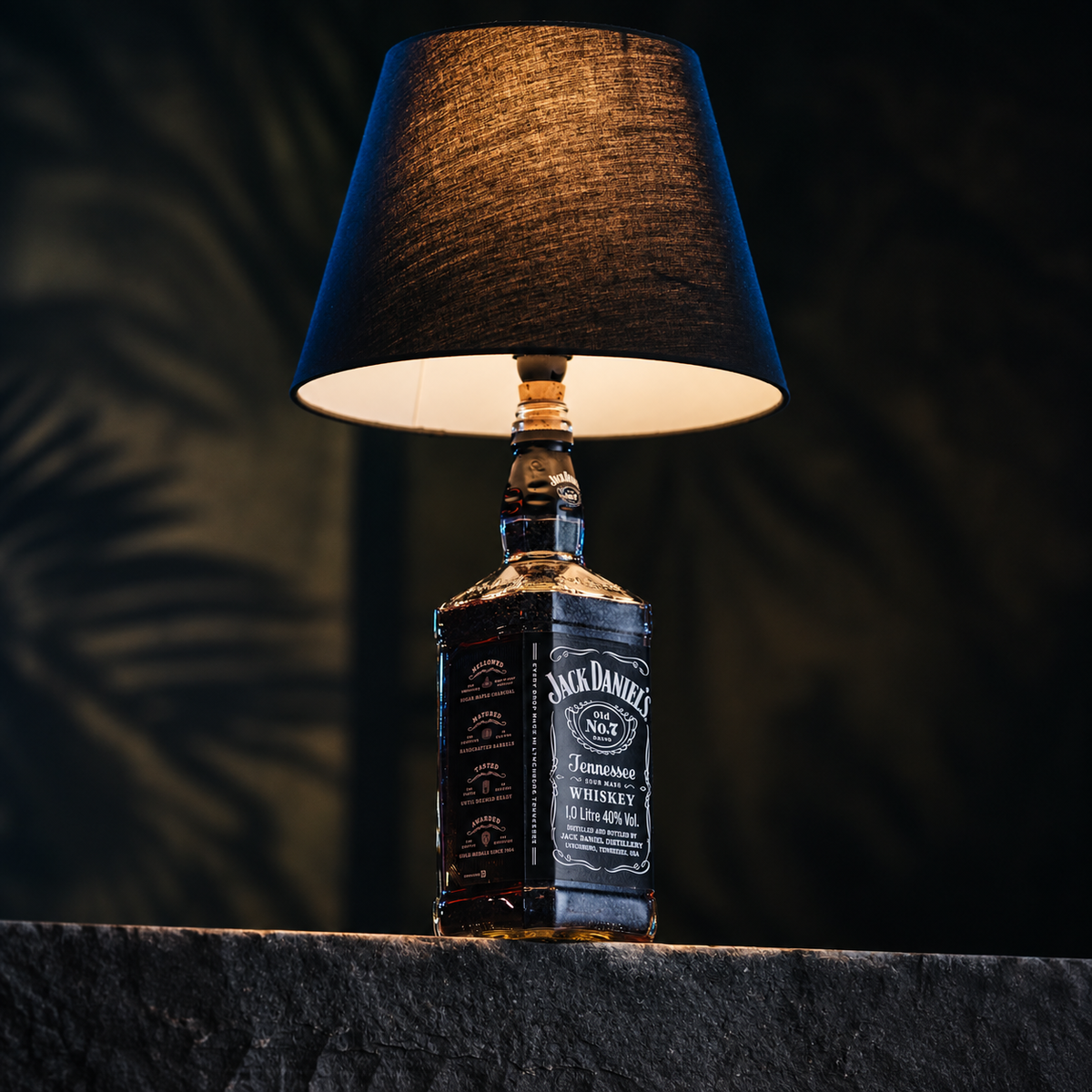 Captain Jack Flaschenlampe mit schwarzem Lampenschirm, eingeschaltet