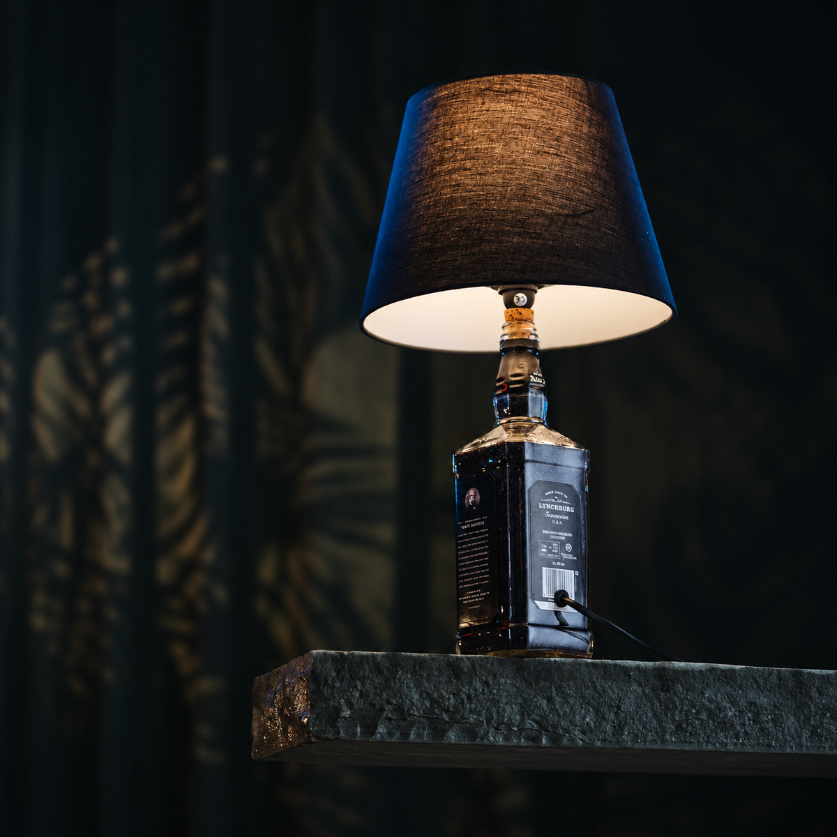 Captain Jack Flaschenlampe – mit schwarzem Lampenschirm vor dunklem Hintergrund