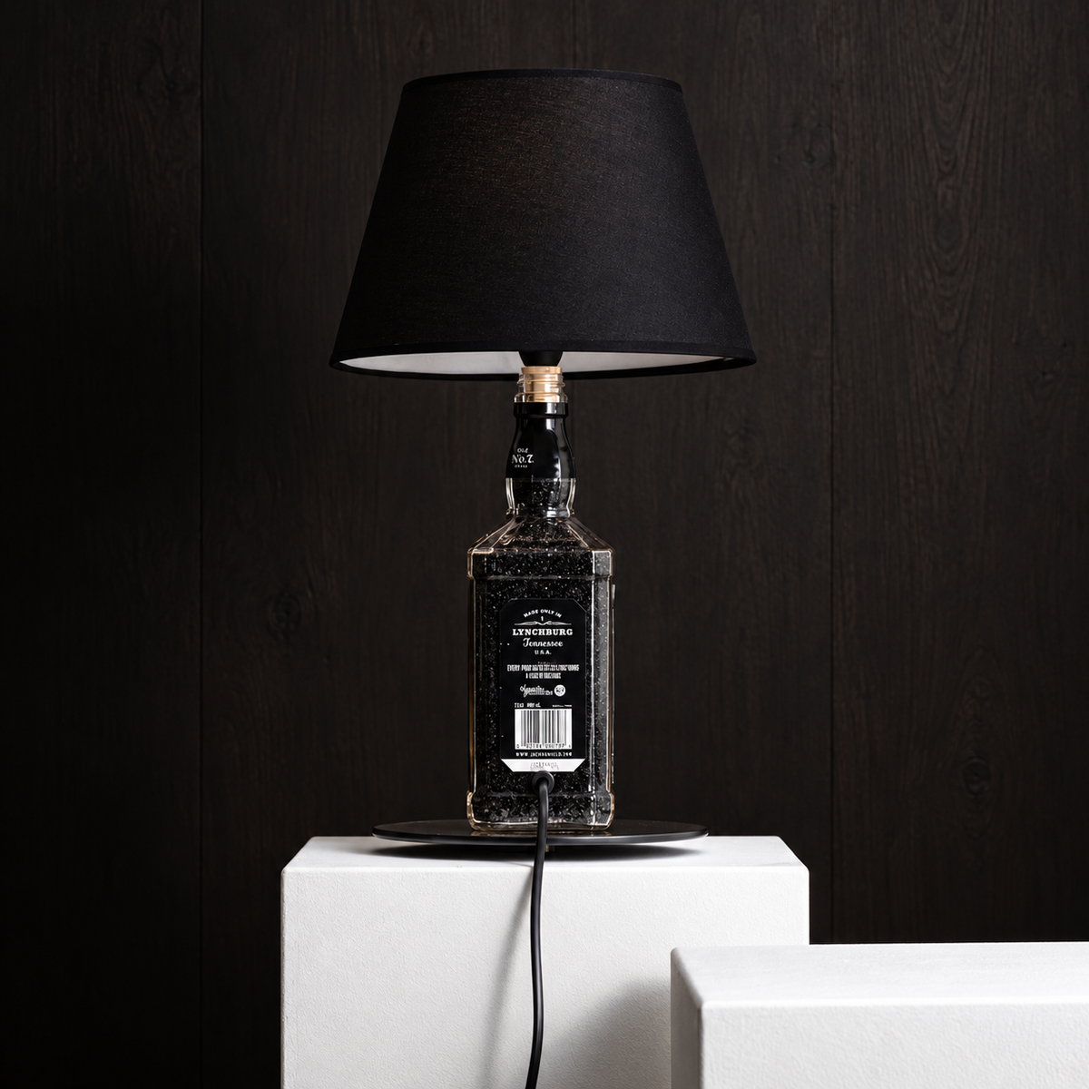 Captain Jack Flaschenlampe – Rückansicht mit schwarzem Lampenschirm