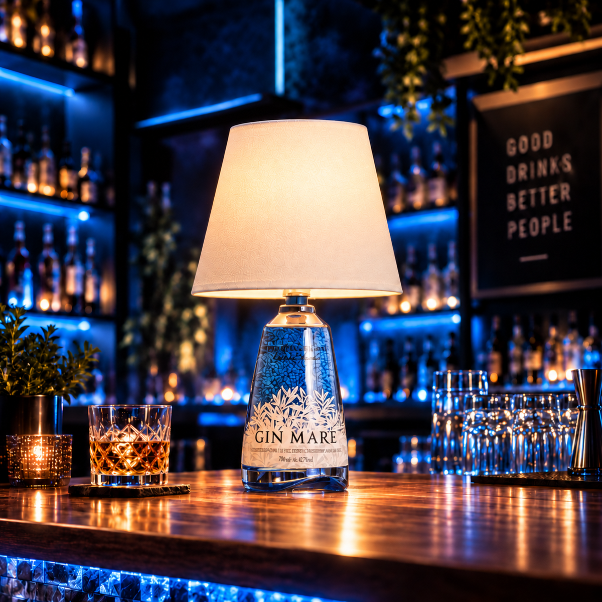 Ginflut Flaschenlampe – auf einer Bar