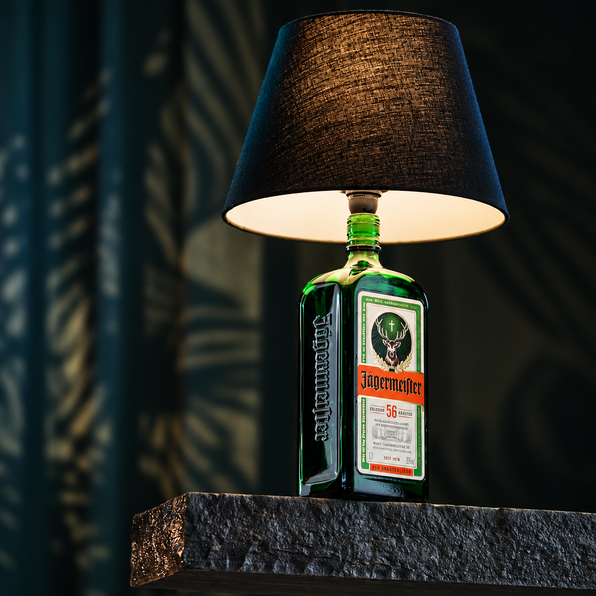 Waidmann Flaschenlampe – mit schwarzem Lampenschirm, eingeschaltet