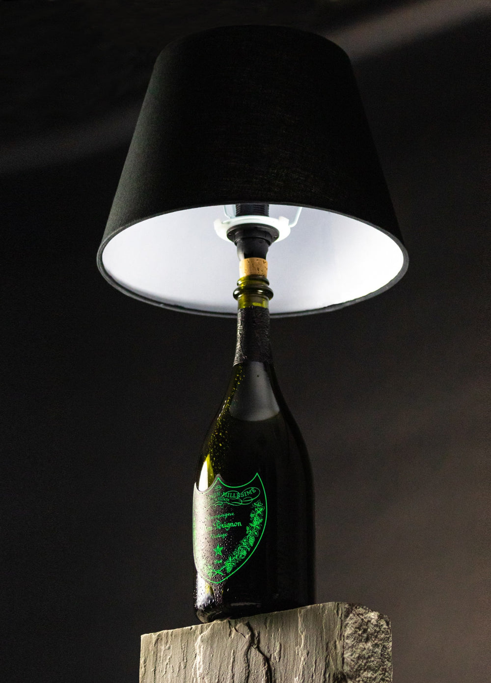Dompi Glow (grün) → Tischampe aus einer Dom Perignon Luminous-Flasche ...