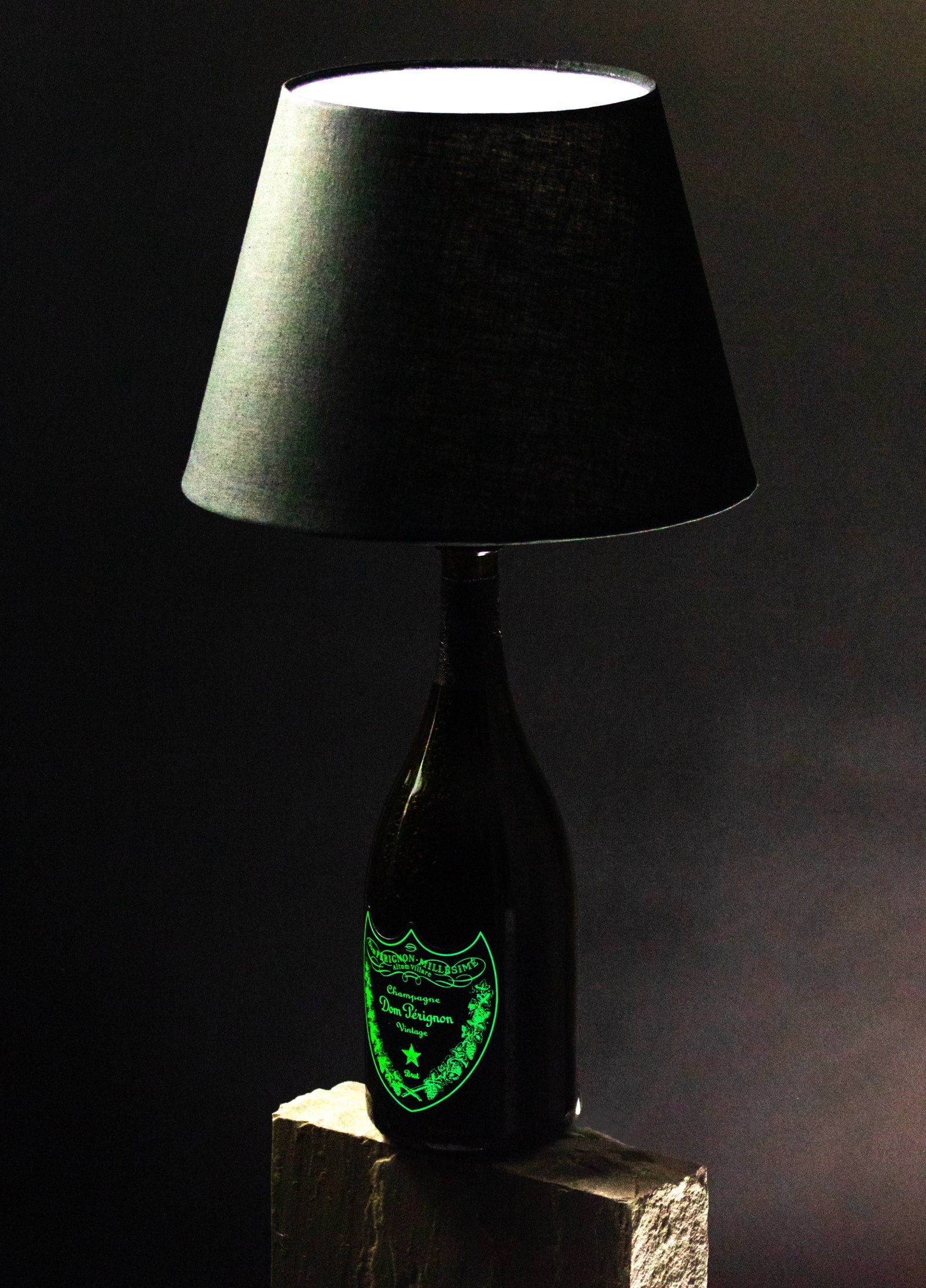 Lampe aus einer Dom Perignon Luminous Flasche → Seite