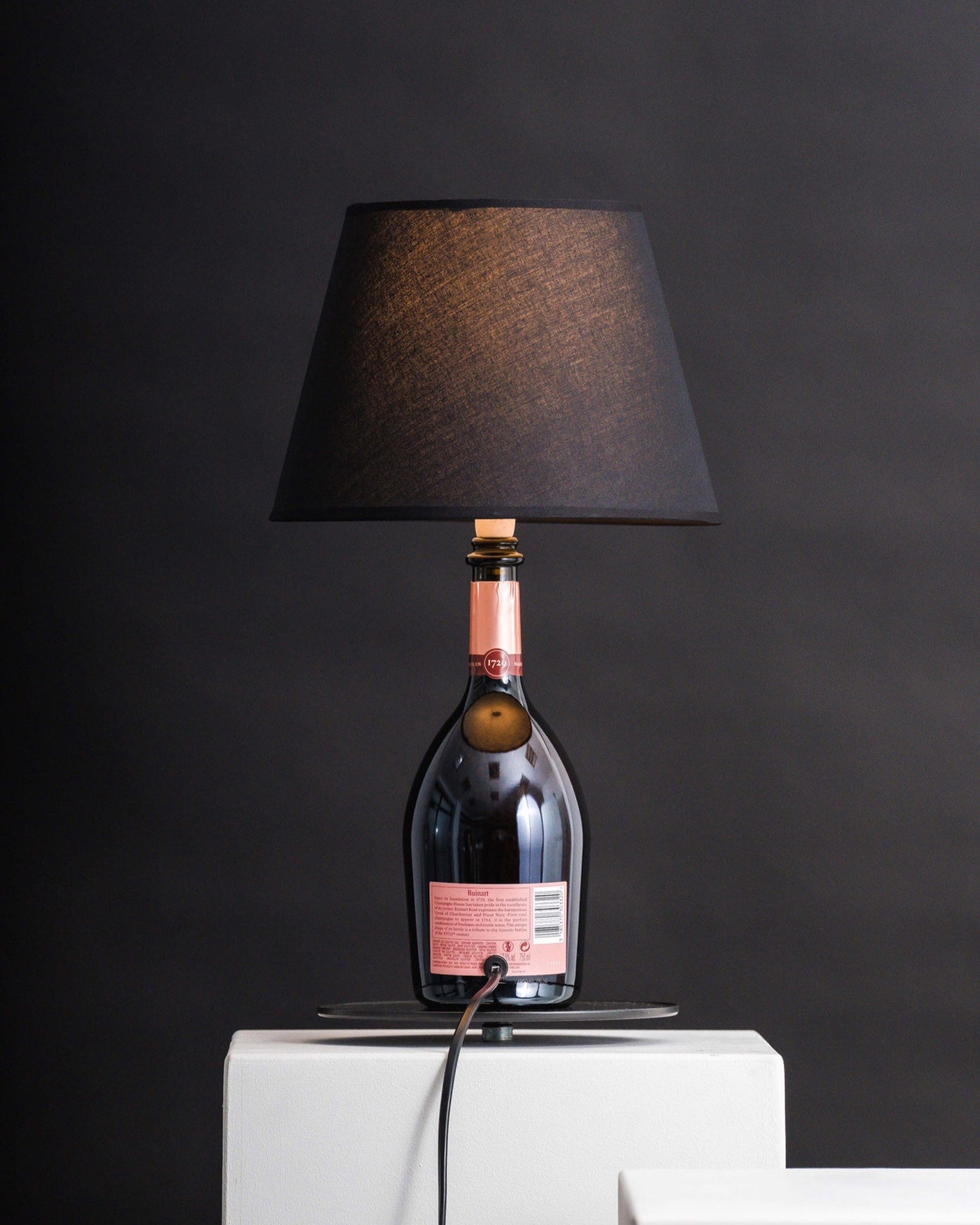 Flaschenlampe aus einer Ruinart-Rose-Flasche (Rücken) von Flaschengeist