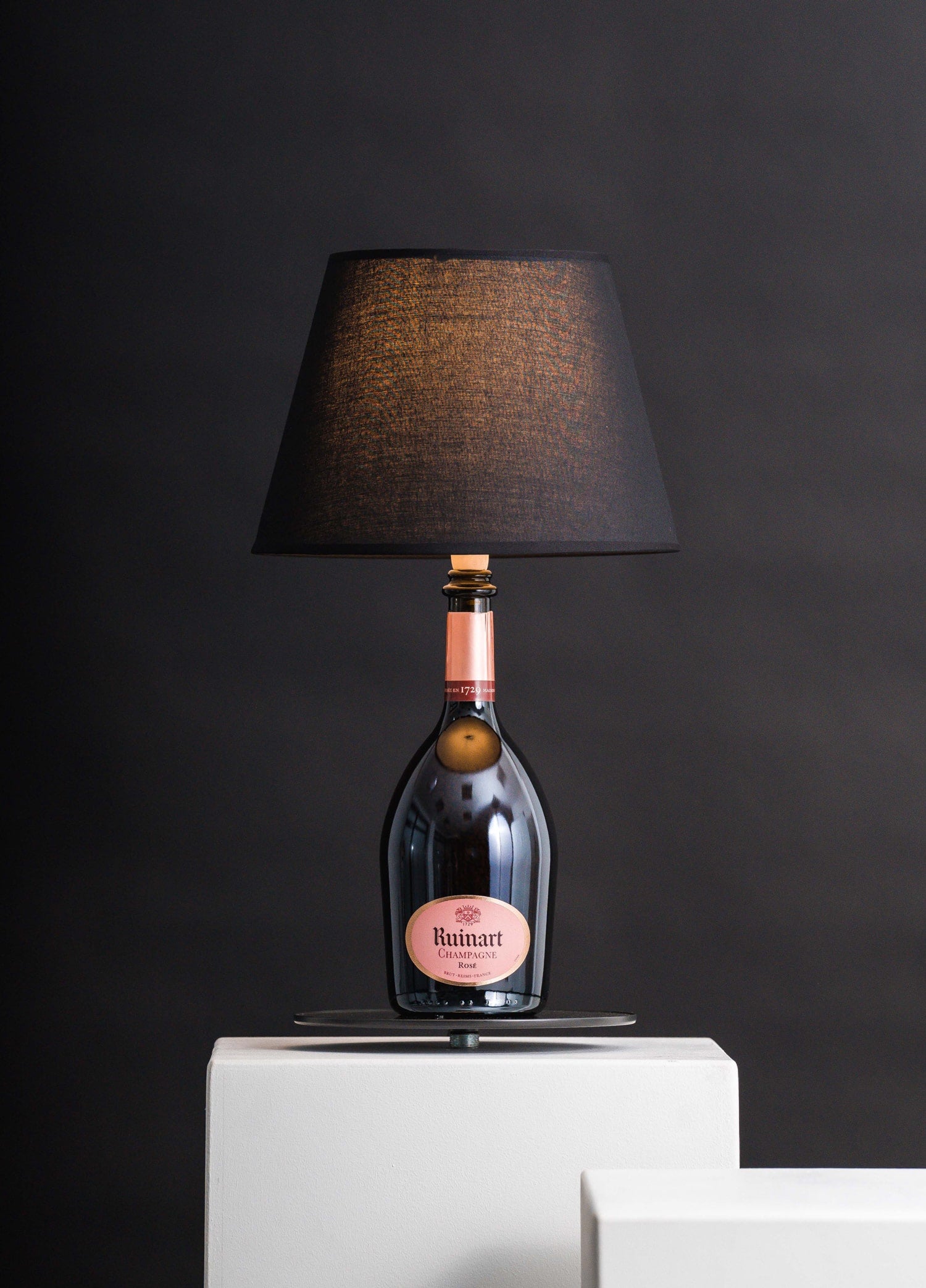 Flaschenlampe aus einer Ruinart-Rose-Flasche (Front) von Flaschengeist